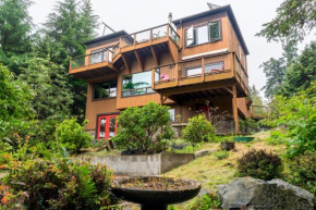 Stylish Deception Pass Retreat with Bay Views